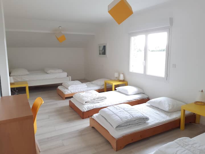 Соба 1 поглед кон студентскиот дом 1- 4 единечни кревета 90*190 може да се редат еден до друг, 1 брачен кревет (широк 140*200)