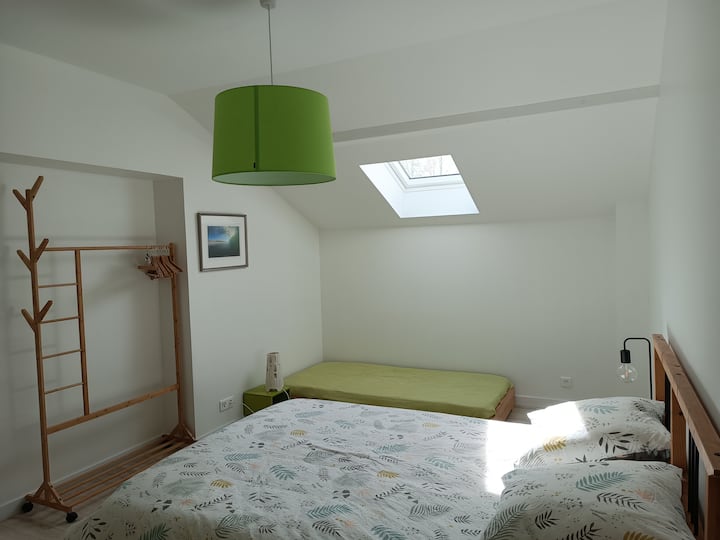 Спална соба 3- 1 кревет 140*200- Поглед 1 -  1 кревет 140*200 и 1 кревет 90*190