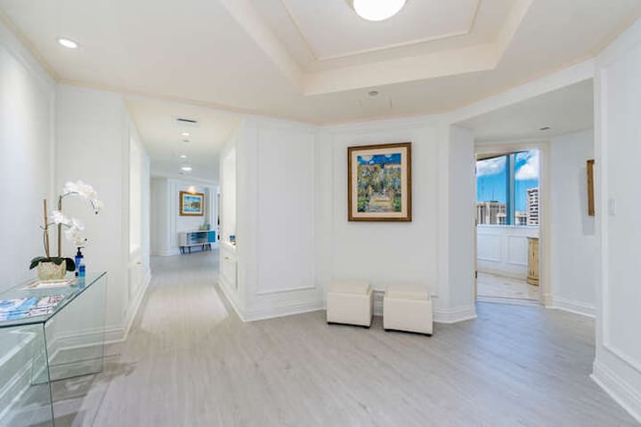 Luxury 3 bds Oceanview PH at Waikiki Landmark gallery image 2