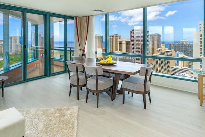 Luxury 3 bds Oceanview PH at Waikiki Landmark gallery image 4