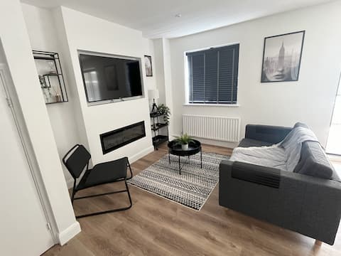 Popular Airbnb listing: Modern 2 Bedroom House in Worcester