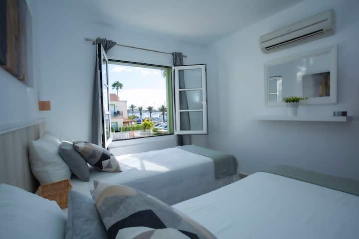 Მეორადი საძინებელი შედგება ორი დიდი ერთადგილიანი საწოლისგან 90 სმ სიგანის x 2 მ სიგრძის, რომელიც შეიძლება იდეალურად გაერთიანდეს და ქმნის დიდ ორადგილიან საწოლს. Კომფორტული მატრასები, რომლებიც აღჭურვილია მეხსიერების ლეიბით. 