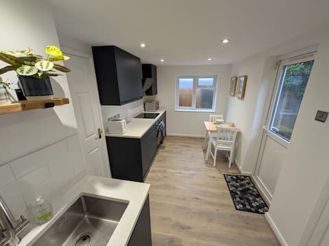 Top performing Airbnb: Quiet self-contained Annex in Epsom And Ewell