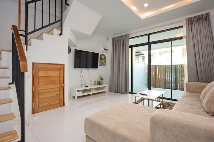 Modern 4-bedroom Retreat | Family & Work-friendly - Bangkok