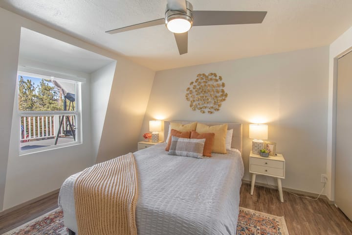 Საძინებელი №2: დაისვენეთ კომფორტულად ორადგილიანი საწოლითა და ცალკე სააბაზანოთი დამატებითი კომფორტისთვის