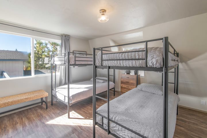 Საძინებელი №4: იდეალურია ჯგუფებისთვის ან ბავშვებისთვის, ორადგილიანი ორსართულიანი საწოლითა და ცალკე სააბაზანოთი.