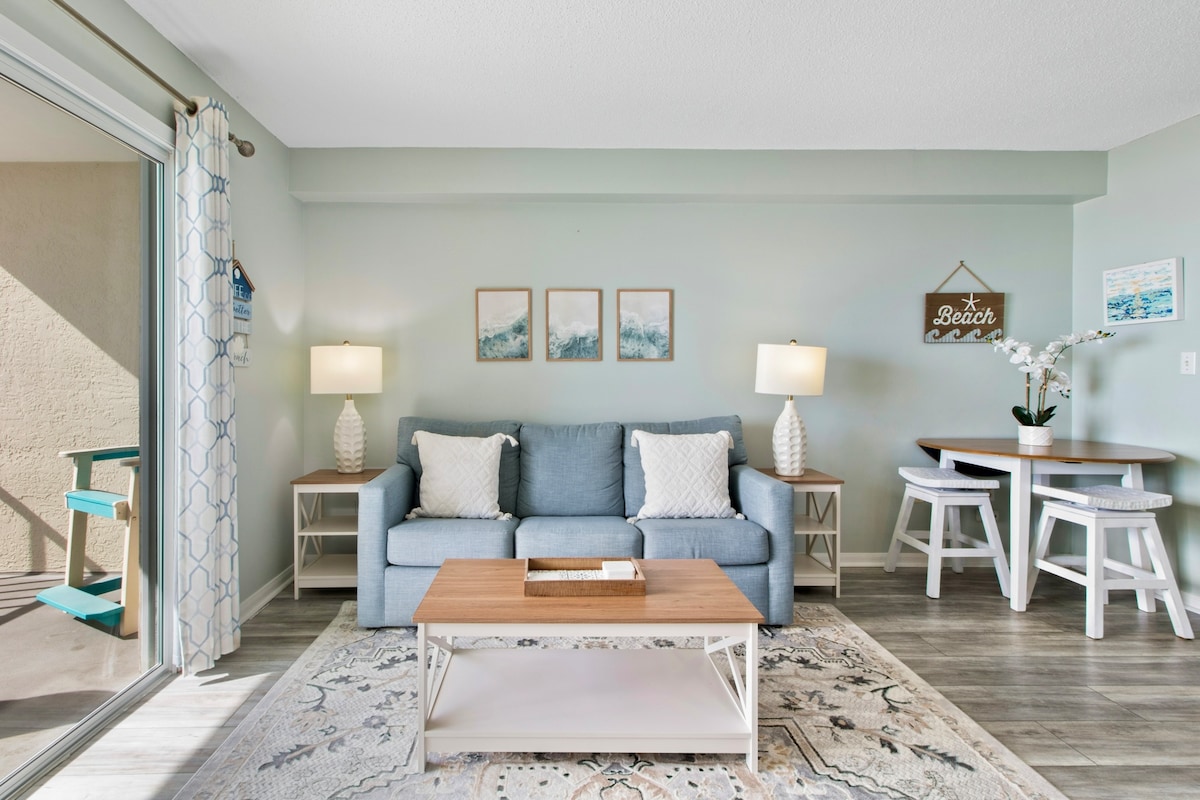 Нашата новопостроена всекидневна разполага с изискани удобства и декорации. Диванът се удвоява и като матрак с мемори пяна.