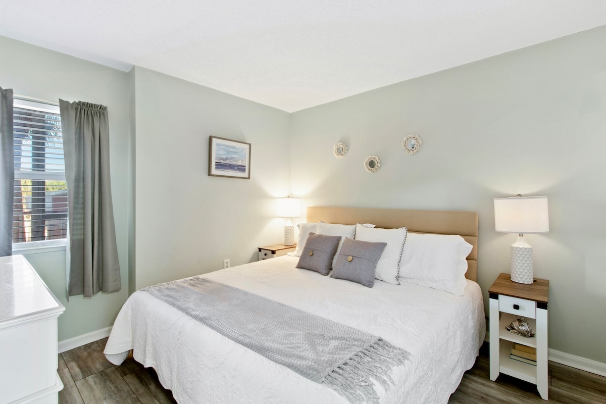 Насладете се на спокойна спалня с чисто нов кралски матрак и достатъчно място в килера.