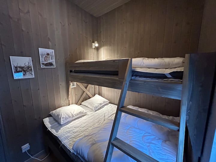 obiteljski krevet 140/90, na katu