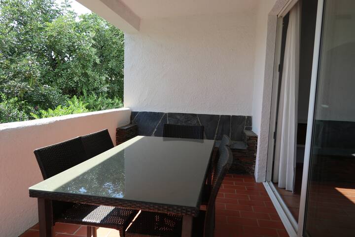 Apartament amb terrassa, piscina i aparcament gallery image 3