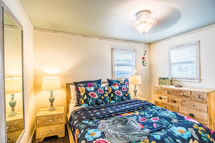 غرفة نوم رئيسية بسرير كوين مع حمام داخلي