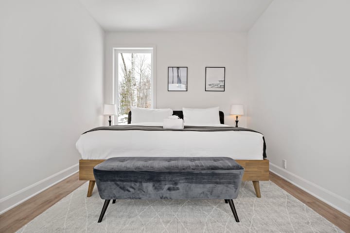 Gezellige en uitnodigende slaapkamer met zacht beddengoed voor een rustgevend verblijf!