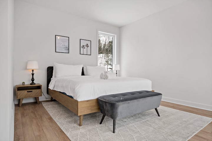 Gezellige en uitnodigende slaapkamer met zacht beddengoed voor een rustgevend verblijf!