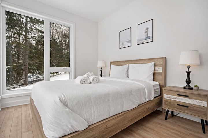 Gezellige en uitnodigende slaapkamer met zacht beddengoed voor een rustgevend verblijf!