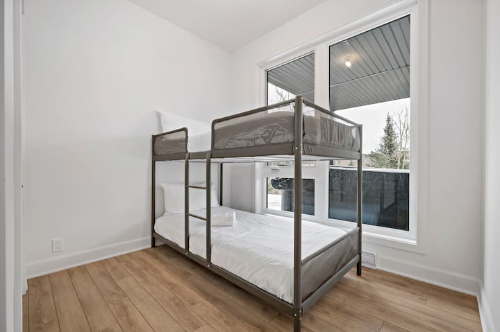 Gezellige en uitnodigende slaapkamer met zacht beddengoed voor een rustgevend verblijf!