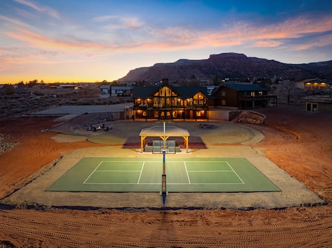 Desert Oasis, Hot Tub, Pickleball, Views & More!
