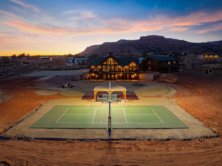 Desert Oasis, Hot Tub, Pickleball, Views & More!