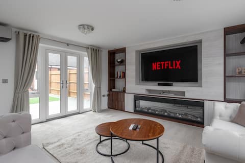 Luxury 5BR Home+ Parking •Sleeps 8 -Great Location