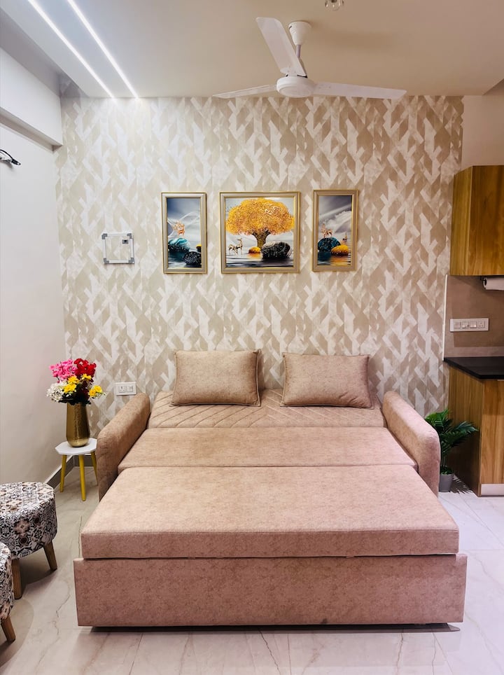 Unahitaji nafasi ya ziada ya kulala? Kitanda hiki cha sofa cha 6x5 kina kitambaa cha starehe, cha starehe na kinageuka kuwa kitanda kizuri kabisa. Aidha, mito laini sana inamaanisha utalala vizuri, hakuna shida.