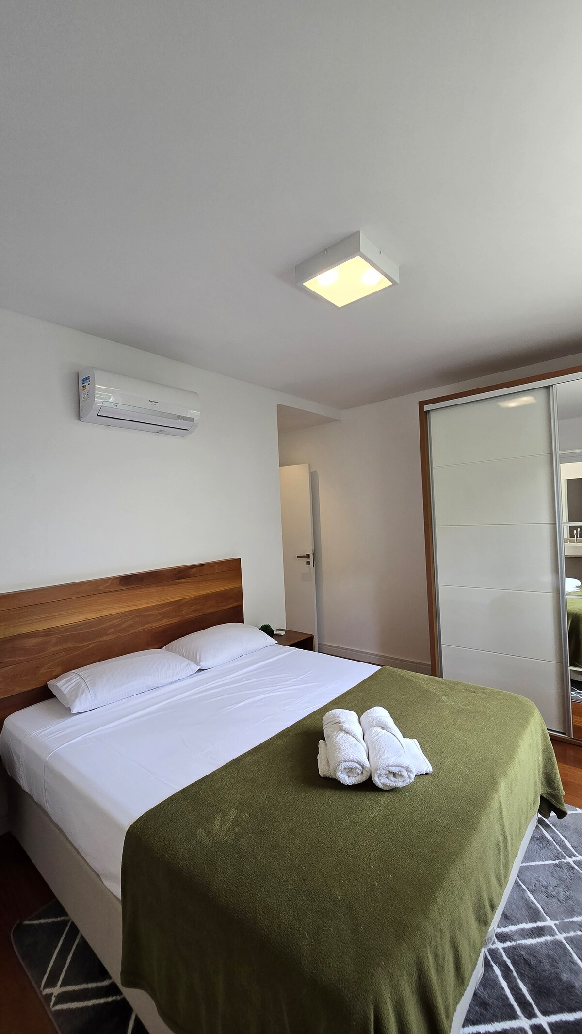 ห้องสวีทพร้อมเครื่องปรับอากาศแบบอินเวอร์เตอร์ เตียงควีนไซส์ สมาร์ททีวี ตู้เสื้อผ้า และห้องน้ำขนาดใหญ่