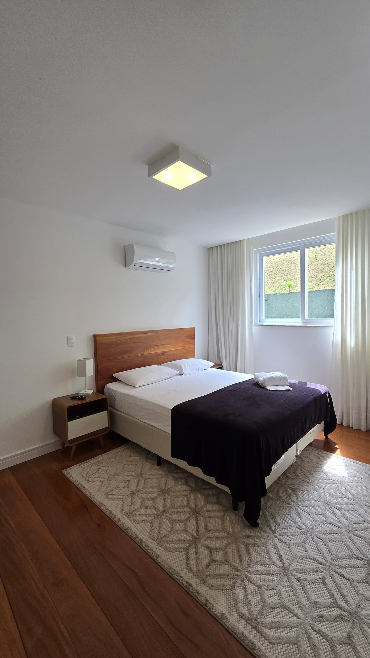 ห้องสวีทมีตู้เสื้อผ้า เตียงควีนไซส์ สมาร์ททีวี เครื่องปรับอากาศร้อน/เย็น และห้องน้ำส่วนตัว