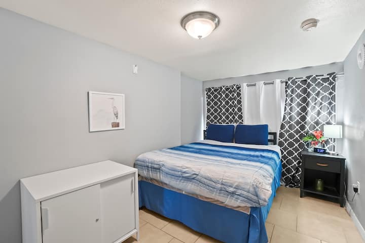 Vlastná spálňa s manželskou posteľou Queen a vlastnou kúpeľňou.