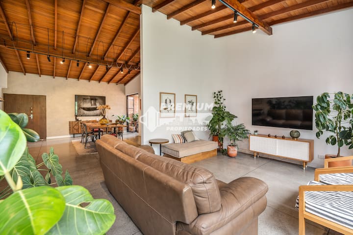 Profitez de cet espace de vie élégant avec un grand canapé, des plantes d'intérieur et une télévision à écran plat. Idéal pour les soirées cinéma ou les après-midi décontractés dans une ambiance chaleureuse et décorée avec goût.