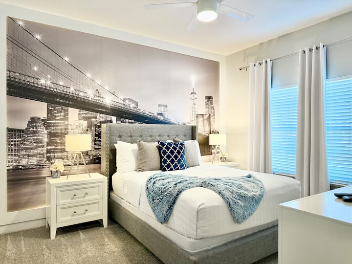 Აღმოაჩინეთ თანამედროვე დეკორით მორთული დედოფლის ოთახი და მყუდრო თავშესაფარი.