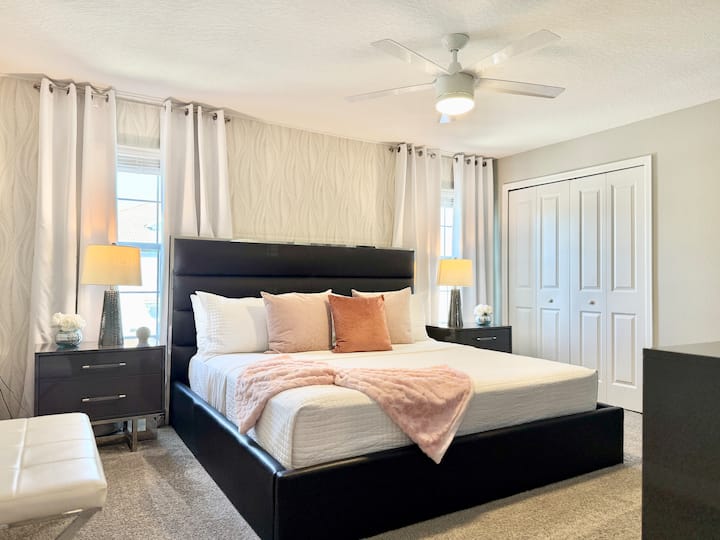 Დატკბით ჩვენი კინგ ‑ მასტერ ‑ აპარტამენტით, რომელიც იდეალური თავშესაფარია თემატურ პარკებში ხანგრძლივი დღის შემდეგ განტვირთვისთვის.