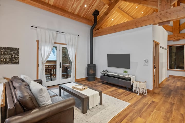 Timber House Boutique Bungalow - Girdwood, AK