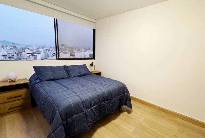 Manželská posteľ veľmi pohodlná. Izba má výhľad na mesto a Huaca Pucllana, archeologické centrum predincového pódia. 