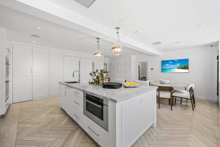 Prime Beverly Hills Mansion gallery image 4