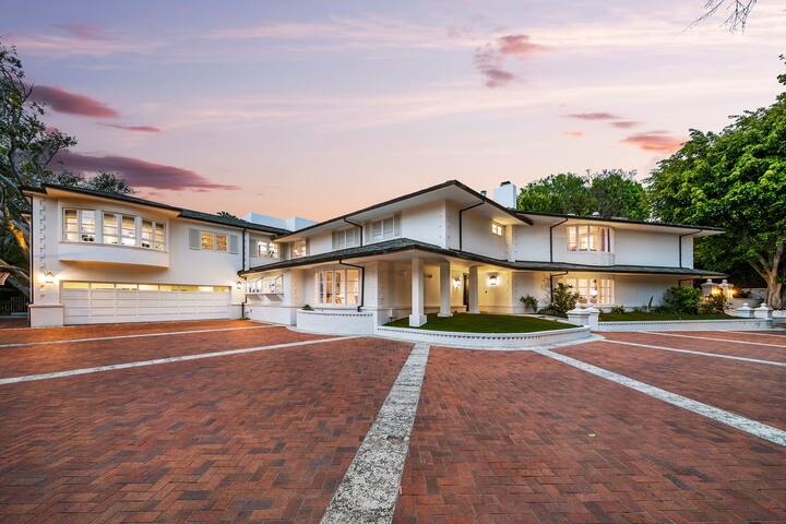 Prime Beverly Hills Mansion gallery image 2