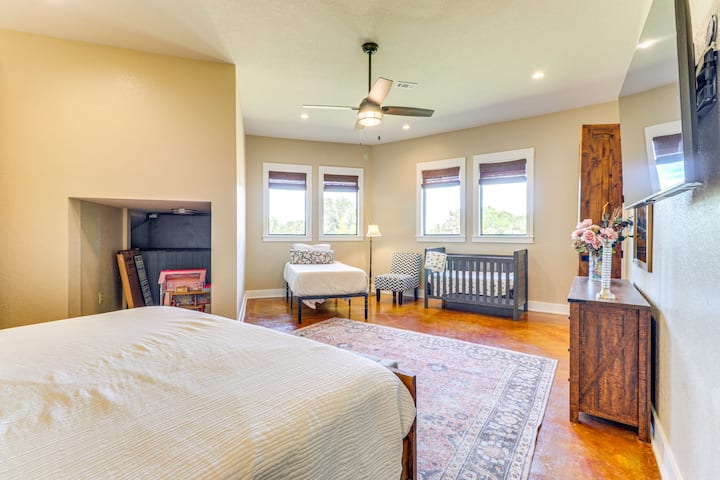 غرفة نوم رقم 4 في الطابق السفلي مع سرير بحجم كينج وسرير بحجم مزدوج