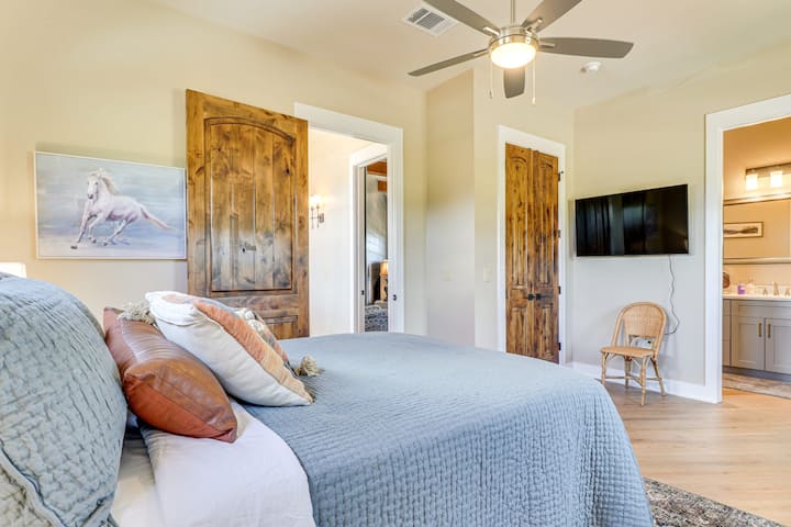 غرفة نوم في الطابق العلوي رقم 3 مع سرير بحجم كوين