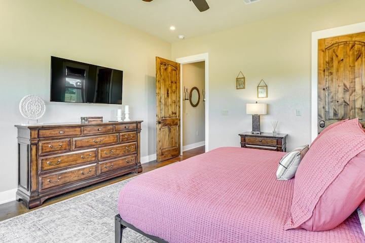 غرفة نوم رقم 6 في الطابق السفلي مع سرير بحجم كينج