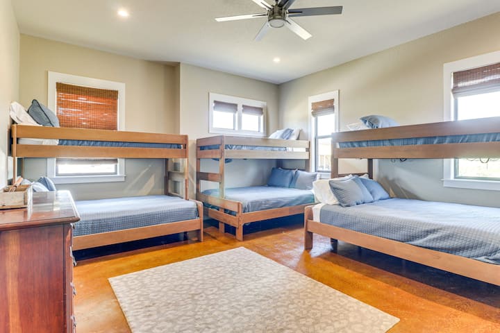 غرفة نوم رقم 5 في الطابق السفلي مع 3 مجموعات من الأسرة ذات الطابقين. سرير كوين (أسفل)/سريرين مفردين (أعلى) (3)