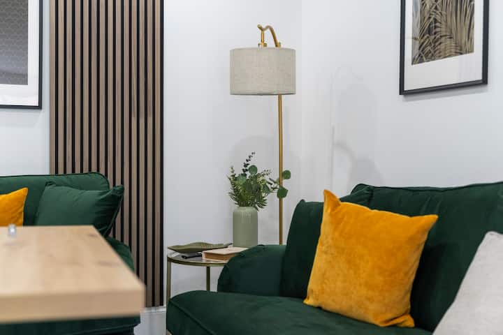 להירגע בסלון המואר והנעים שלנו - מושלם למשפחה, מפגש עם חברים או ליהנות מרגעים שקטים. כאן נפגשים נוחות וסטייל.