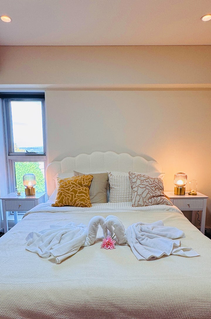 Geniet van een goede nachtrust in deze ruime grote slaapkamer met een queensize bed met een hoogwaardig matras, zacht en schoon beddengoed en een rustige, vredige sfeer die perfect is voor een goede nachtrust.