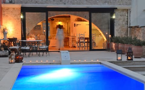 Classy Villa, 3 BD, 2 BA, private pool, charming