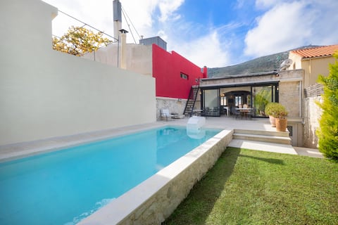 Classy Villa, 3 BD, 2 BA, private pool, charming!