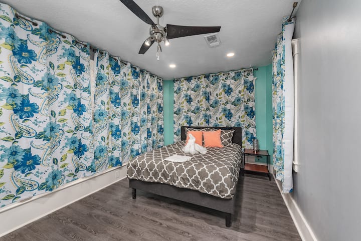 Tunasasisha picha! Chumba hiki cha kulala kina vitanda viwili vya kifalme vyenye nafasi ya kutosha kwa ajili ya familia yako yote.
