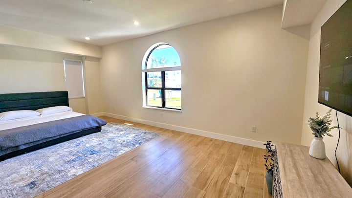 Spavaća soba s velikim bračnim krevetom i vlastitom kupaonicom 