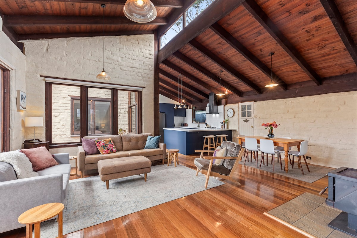 Sunnymeade Cottage · rustic mudbrick home with deck and native garden