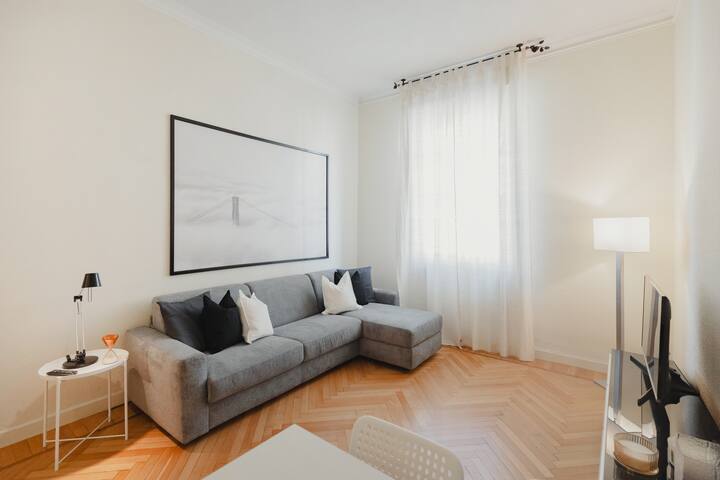 Quiet, Bright & Stylish Flat in the Heart of Milan