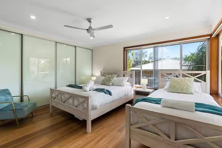 เตียงควีนไซส์และเตียงเดี่ยวคิงไซส์ในห้องที่เต็มไปด้วยแสงนี้ 