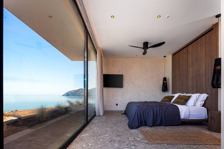 Beachfront Sanctuary w/Daily Service & Concierge gallery image 2