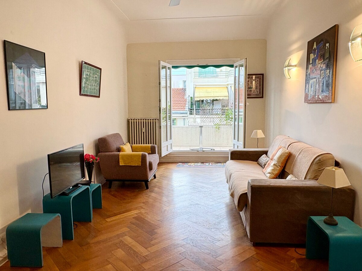 Sala de estar luminosa 