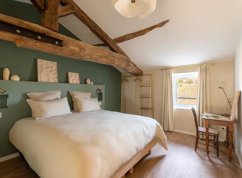 Capitans Room with Vineyard View & Breakfast