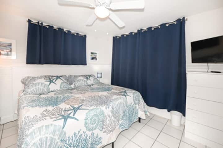 Krevat me shkumë memorie king size, ventilator tavani, priza usb karikimi në të dy anët e krevatit, televizor inteligjent Roku me aplikacion kabllor me spektër